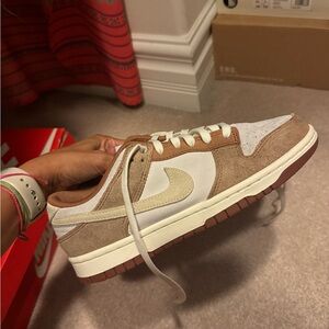 Nike men’s Medium Curry Dunk. Size 8. Like new. Comes with box.